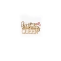 Dettaglio di una spilla dorata Birthday Queen con cristalli per feste di compleanno - Oro