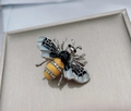 Modische Bienenbrosche mit gelber Emaille und glitzernden Strasssteinen auf Silberbasis - Silber