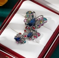 Elegante set de broches de mariposa con pedrería de colores y cristales azules en estuche - Colorido