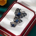 Exquisito broche triple de mariposa con piedras azul profundo en base de plata vintage - Azul