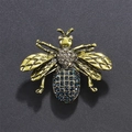 Dettaglio macro della spilla ape con strass blu e ali testurizzate in oro vintage - Blu inchiostro