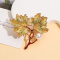 Vintage-Emaille-Ahornblatt-Brosche mit Perlenakzent im vergoldeten Herbstblatt-Stil - Gelb