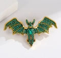 Spilla a pipistrello dorata vintage con strass verdi e una grande pietra a goccia smeraldo - Verde