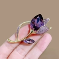 Vue détaillée d'une broche tulipe en cristal violet avec dorure et pavé de strass - Cristal Violet Or