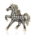 Spilla cavallo vintage dorata con micro-cristalli bianchi e posa dinamica di corsa - Oro