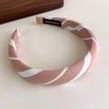 Detalle de diadema de tela a rayas rosa y blanca con una etiqueta de Handmade - Rayas Rosa Blanco