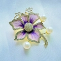 Squisita spilla lilla in smalto con perle bianche e cristalli scintillanti su base dorata - Stile Lilla Viola