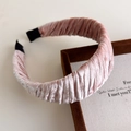 Detalle de textura de diadema de terciopelo plisado rosa con estilo vintage francés - Rosa