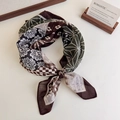 Retro geblokte patchwork hoofddoek met bloemmotieven en dambordontwerp - Retro Veelkleurige Print