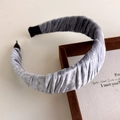 Primer plano detallado de la diadema de terciopelo gris con textura fruncida y borde de tela - Gris