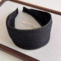 Details des schwarzen Denim-Haarreifs mit gelben Kontrastnähten und breitem Design - Schwarzer Denim