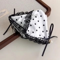 Dettaglio molletta per capelli in raso a pois con pizzo, fiocco nero e ciondolo di perla - Stile Francese a Pois (27252A) / Bianco
