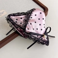 Dettaglio del fermaglio per capelli in raso rosa a pois con pizzo e ciondolo di perla - Stile Francese a Pois (27252B) / Rosa