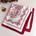 Detail van rode paisley satijnen sjaal met zijdezachte textuur en brede rand - Rood
