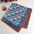 Detail van blauw-witte zijden sjaal met paisley-patroon en bruine contrastranden - Marineblauw