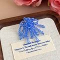 Dettaglio di perline di cristallo blu scintillante a forma di fiore per ciondoli scarpe - Cluster Radiale di Fuochi d'Artificio Blu (27243-28)