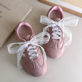 Sneaker in pelle scamosciata rosa con lacci in pizzo bianco e strisce beige - 125cm / Bianco