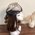 Detalle de pañuelo con estampado de cachemira en cabeza de modelo con estilo vintage - Negro + Café