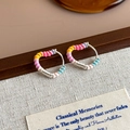 Dettaglio di orecchini a cuore in smalto colorato con tonalità macaron su tessuto strutturato - Fibbia per Orecchio a Cuore a Spirale (27307A) / Multicolore