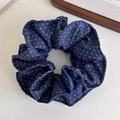 Detailaufnahme eines blauen gepunkteten Denim-Haargummis mit Falten auf weißem Grund - Dunkelblau (Groß)