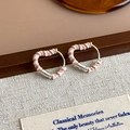 Dettaglio di orecchini a cerchio a cuore con smalto rosa e beige su legno - Fibbia per Orecchio a Cuore a Spirale (27307B) / Rosa Viola