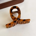 Dettaglio molletta grande per capelli tartarugata con robusta molla in metallo dorato - Leopardo Caffè Piccolo Incrocio (27301A)