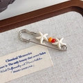 Detail van vintage veiligheidsspeld schoenbedeltje met ster kralen op linnen - Dubbele Zeester Gekleurde Kralen Speld Stijl (27304-4)