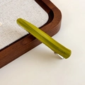 Vue détaillée de la pince à cheveux artisanale en acétate vert olive avec clip métal - Vert