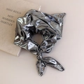 Primer plano de bandana metalizada plateada con nudo para estilo callejero tipo Y2K - Aprox. 60*60cm / Plata Líquida