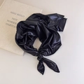 Primer plano de un pañuelo de seda negra metalizada con textura brillante en un libro - Aprox. 60*60cm / Negro