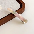 Détail macro d'une barrette en acétate de cellulose avec gravure France Handmade - Rose et Vert