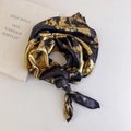 Detalle de un elegante pañuelo de satén negro y dorado con patrón de leopardo abstracto - Aprox. 60*60cm / Negro y Oro