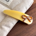 Détail de la barrette en acétate jaune avec nœud marron et gravure France Handmade - Jaune
