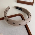 Détail du serre-tête artisanal en tissu avec motifs nœuds et étiquette logo noire - Style Café Clair à Nœud (27305D)