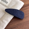 Dettaglio ravvicinato della trama in denim blu scuro su fermaglio a forma di goccia - Denim Blu Scuro