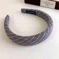 Detailansicht eines handgefertigten Vintage-Leinenstirnbands mit orangefarbenen Streifen - 3cm Breite Graue Variante (27323D)