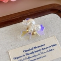 Détail de la boucle de chaussure fleurie 3D avec perles et pétales irisées - Pétale Fantôme Perle (27337-2)
