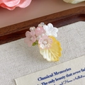 Détail d'une breloque de chaussure fleurie DIY avec pétales roses et feuilles jaunes - Fleuri Pastoral Rétro (27337-6)