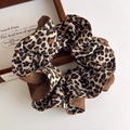 Coletero de gasa con estampado de leopardo marrón sobre un joyero de madera vintage - Estampado de Leopardo (Café)