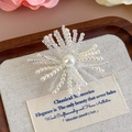 Gros plan de fleurs en perles faites à la main avec grandes perles pour décorer chaussures - Fleur de Perles Rayonnante (27337-17)