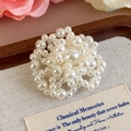 Détail d'une élégante broche de fleurs en perles blanches sur lin avec décor floral rose - Grappe de Perles Ronde (27337-19)