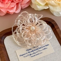 Détail d'une boucle de chaussure en perles roses faite main avec perles sur lin - Grande Fleur à Perles Superposées (27337-23)