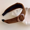 Detail of classic brown velvet headband featuring a marble-textured acetate buckle button - Brown