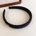 Détail du serre-tête en tissu rayé noir avec étiquette en métal doré vintage - Noir