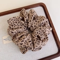 Primer plano de un coletero extragrande con estampado de leopardo sobre bandeja - Estilo Pequeño Color Claro (27375A)