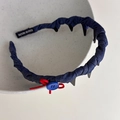 Primer plano de diadema de mezclilla azul con lazo rojo y botón hecho a mano - Estilo Plisado de Color Sólido Azul Marino (27360A) / Dientes Antideslizantes