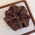 Detalle de un coletero grande con estampado de leopardo en tela sedosa marrón - Estilo Pequeño Color Oscuro (27375B)