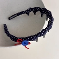 Detalle de diadema azul con lunares, nudo rojo y etiqueta de producto artesanal - Azul Marino con Lunares y Dientes (27360C)