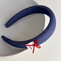 Detalle de diadema vintage azul marino con lazo rojo y etiqueta hecha a mano sobre bandeja - Estilo Esponja Acolchada Azul Marino Sólido (27360D)