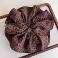 Primer plano de coletero de leopardo extragrande con textura de tela rica y pliegues - Estilo Grande Color Oscuro (27375D)